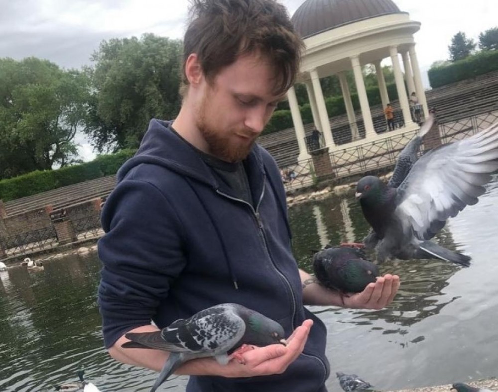 Un tânăr care nu știa să înoate a murit, după ce a sărit în mare să-și salveze iubita. Tânăra voia să se sinucidă